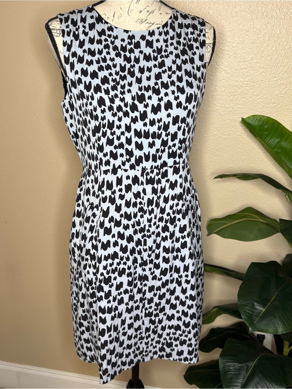 Diane Von Furstenberg Black & White Sleeveless Printed Sheath Dress